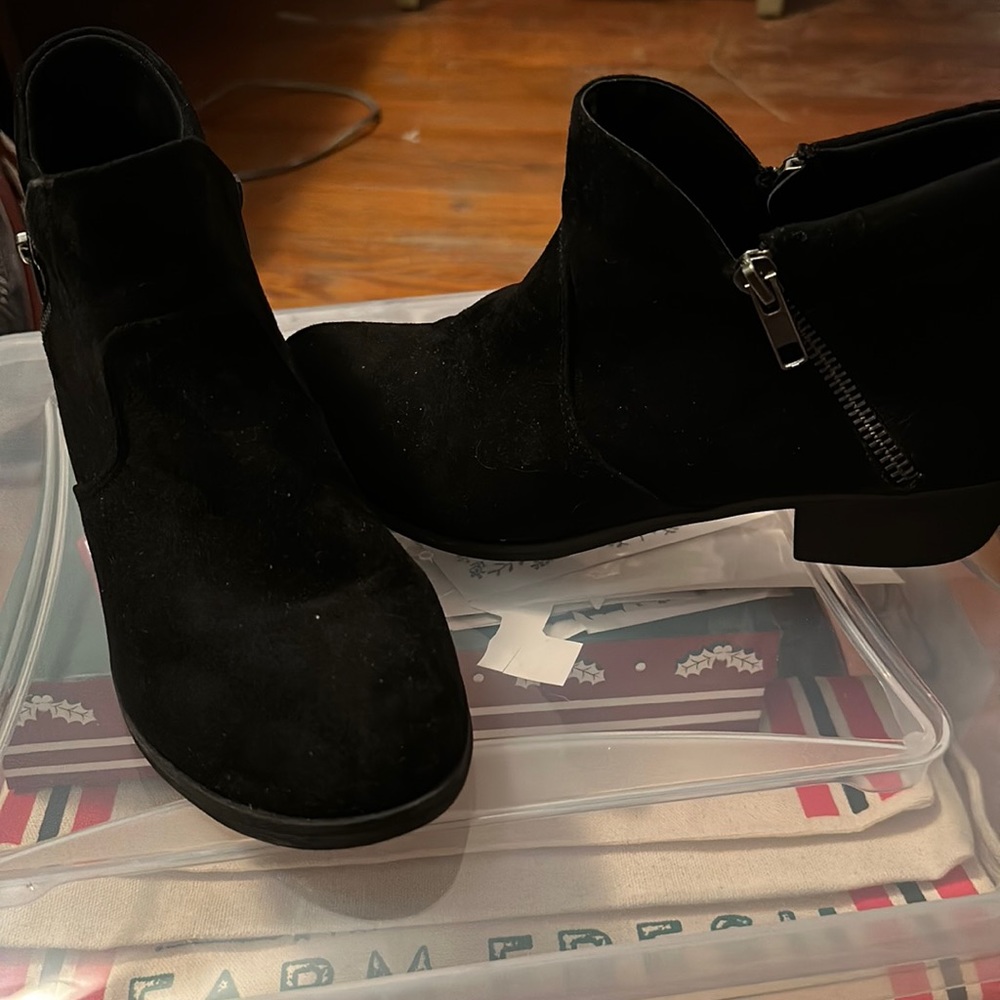 Sun & Stone ankle boot in black; size 8